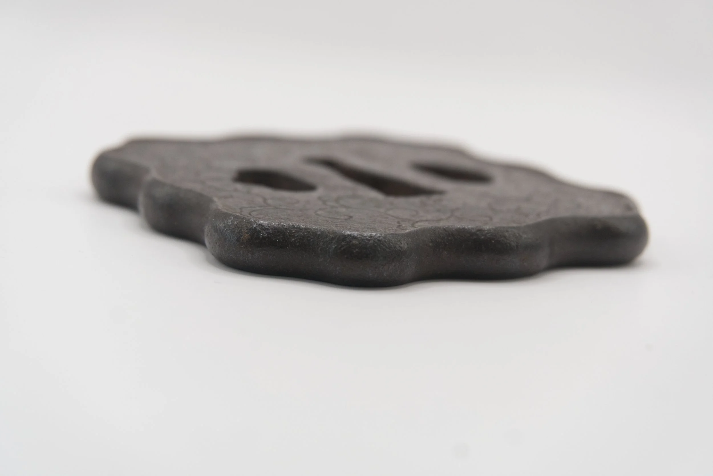 Item TS008 Nobuie Tsuba — Touken Takarado